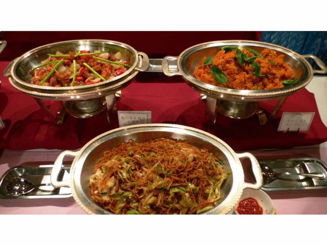 焼きそばと、右奥はインドネシア料理 ナシゴレン