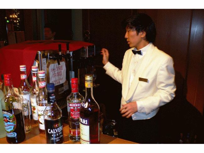 お好みのカクテルをつくってくれます