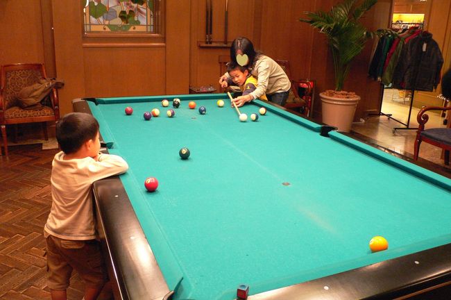 真剣に狙いを定めて球を打ちます