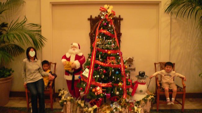 エントランスを入るとすぐにサンタさんが迎えてくれます