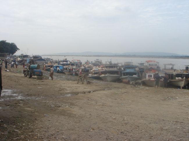 船乗り場。<br />ここからバガン行きの船も出ている。