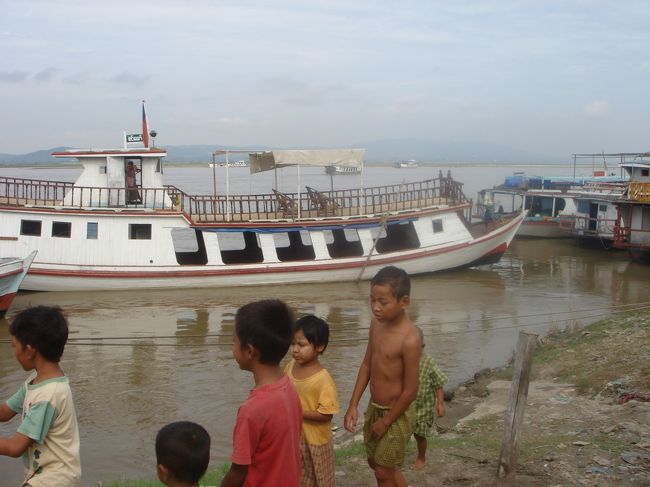 “船が来た”というのでどこどこ？と見るとかなり後ろの方に止まっている。いくつかの船を跨ぎながら自分達の船にまでいかなければならず。。前にいたイギリス人のおばさんは怖くて時々動けなくなるくらい船と船の間隔が開いており、綱渡りのように船に乗る。結構スリルな乗船となった。<br /><br />