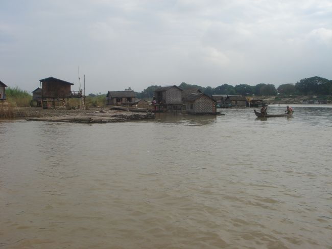 船からの景色は庶民の立て床式住居が続きます。