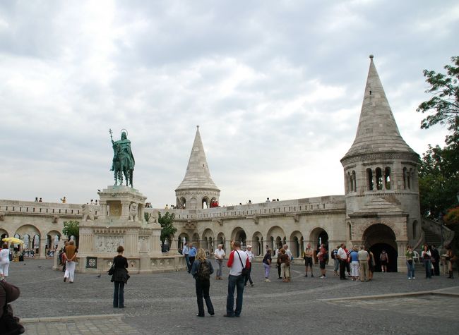 右側に回廊へ上がる階段があります。