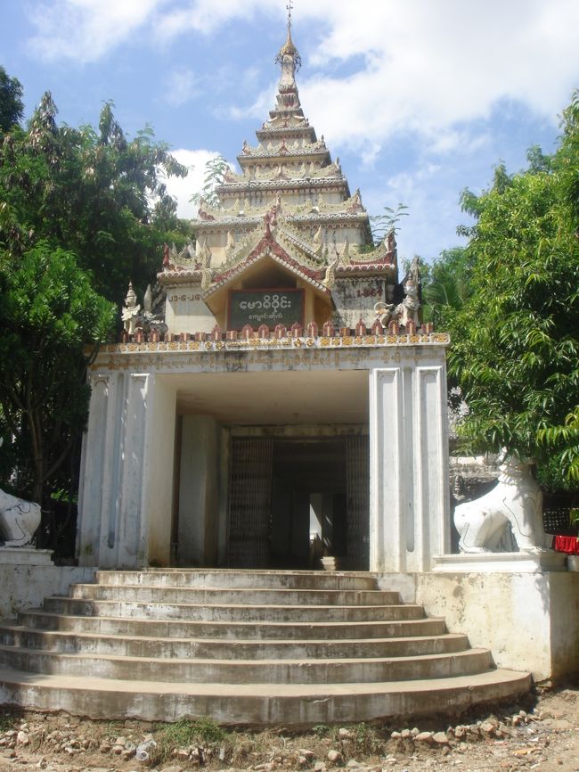 Hsinbyume Paya<br /><br />“この仏舎利塔はBagyidaw王の前妻の記念碑として1816年に建てられました。Sulamani Payaの代表にもなっています。<br /><br />＊仏教徒の考える宇宙において、Sulamani Payaは、メル山の上にそびえている舎利殿<br /><br />＊メル山（Mt.Meru)とは宇宙の中心に位置する山のこと”<br /><br /><br />ＬＰより