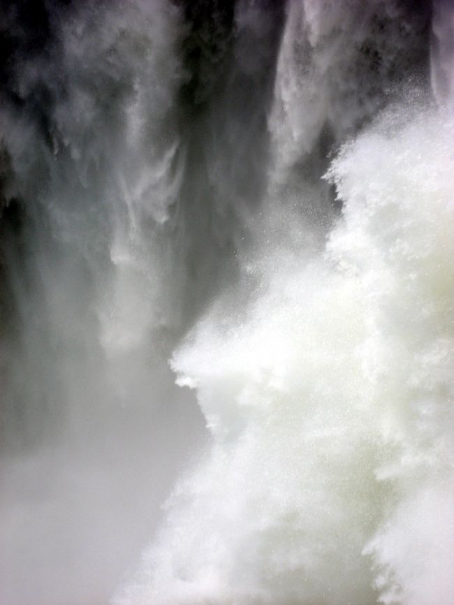 滝壷の拡大です。<br />ものすごい水量です<br /><br />何だかゴミのようなものが舞っています。