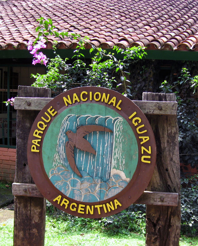 こちらが国立公園のマークです。<br />滝にイワツバメ