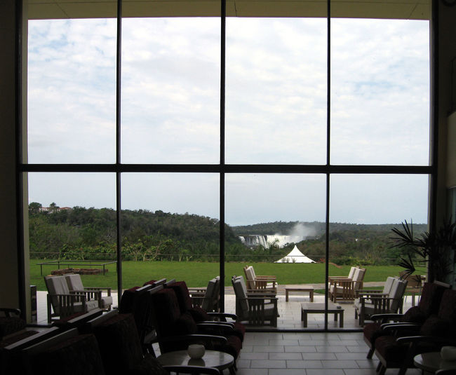 昼は公園内のSheratonホテルで。<br />食事も美味しかったですが、デザートが最高。コーヒーも香りがあって、アメリカの不味いのとは大違い。<br />それに景色も最高！<br />ついつい長居してしまいました。<br /><br />これは１Fのロビーからみた悪魔の喉笛です。