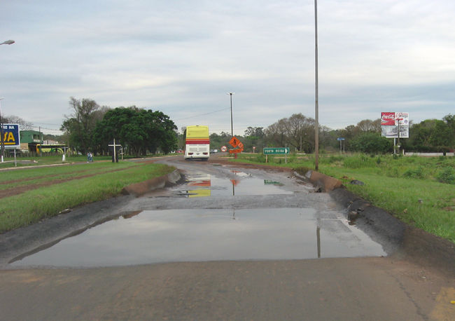 アルゼンチンからブラジルに戻るとき、入国審査のビルの先に水溜りが！<br />アルゼンチンには狂牛病があるので、その侵入防止のためだそうです。<br />人間は、入国審査場で、車から降ろされて、消毒薬を染み込ませたマットの上を歩かされて、靴についたばい菌を消毒させられました。<br />ブラジル、アルゼンチン共に酪農国なので狂牛病には気を使っているようです。
