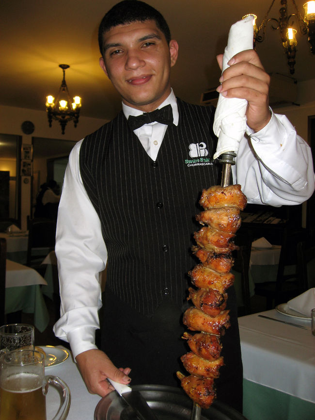 この日は、ブラジル側Foz DoIguacuでシュラスコを食べました。<br />お店の名前は「Barbecue House」<br />ギターの生演奏があったり、結構沢山人が入っていました。<br /><br />いろんな部位のBBQが出てきて楽しめました。<br />肉は結構硬かったです(^^;)
