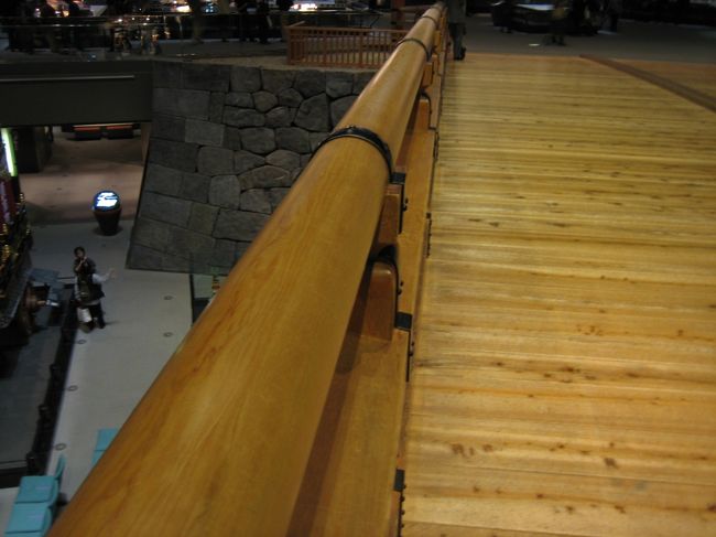 浮世絵、良かったです。<br />私はやっぱり北斎に魅せられました。いいものは沢山ありましたが、ちりめんの上に描いた「唐獅子図」にはびっくり。色もすごいし、とにかくハイセンスなんです。<br />娘の応為にもかなり惹かれました。すばらしい！<br />すごい親子です。<br />それと、今回初めて、鳥文斎栄之の魅力に気づきました。栄之の「見立三酸図」はポストカードにもなっていたので迷わず購入。栄之の浮世絵は、均整が取れて物静かで非常に繊細。しかしそれだけでは終わらない深みや温かさを感じたのです。<br />来てよかった。<br /><br />写真は常設展の様子。<br />