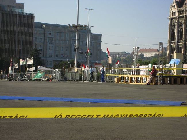 国会議事堂前<br /><br />奥の方にチラッとデモ隊のテントがあるのがわかるでしょうか。<br />デモのことを知らなければ、きっと私は、出店か、あるいは何かの仮設のオフィスでもあるのかしら、と思ったに違いありません。