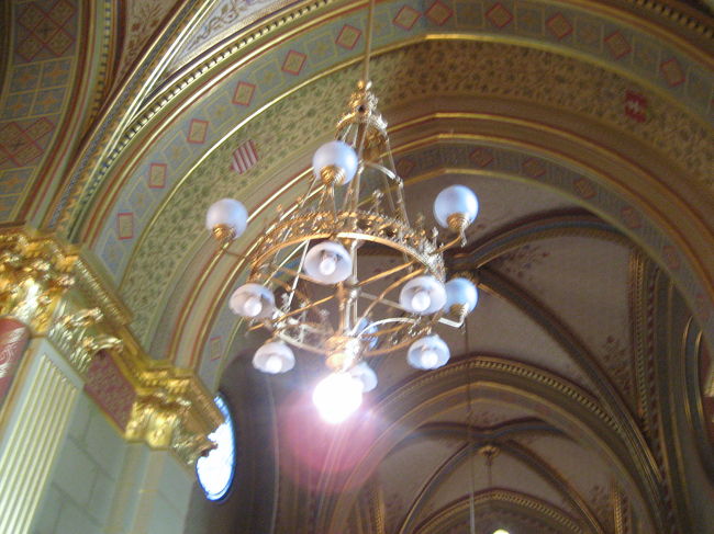 国会議事堂内<br /><br />ツアー開始前にシャンデリアの１つ、写真に収めました。<br />金箔の柱頭も豪華です。