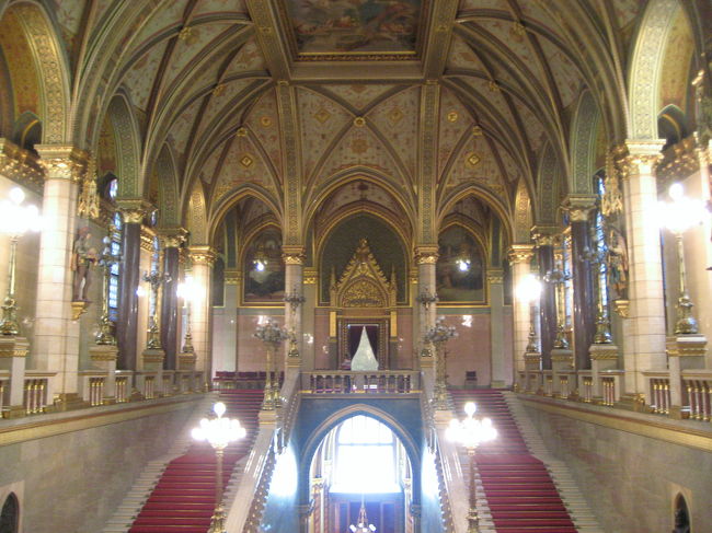 国会議事堂の大階段<br /><br />ある意味ここが一番壮大でかっこよかったですね。<br />これからハンガリー王冠のある広間に向かうのですが、後ろを振り返って撮りました。<br />私たちは真ん中のアーチから入ってきました。