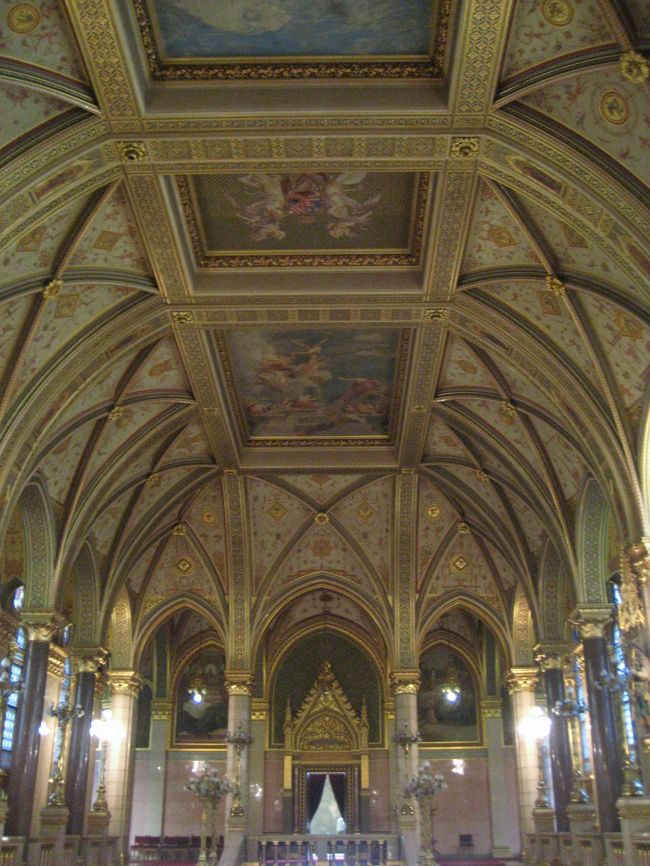 国会議事堂の大階段の天井<br /><br />天井画を描いたのは、ハンガリーを代表するロツ・カーロイという画家だそうです。<br />この議事堂は全ての材料がハンガリー産で、内装などに携わった者も皆ハンガリー人であることがガイドの説明で強調されていました。<br /><br />しかし、思ったより薄暗いので、昨日の夜景みたいに三脚を使ってスローシンクロ・モードのフラッシュで写真を撮りたいところです。