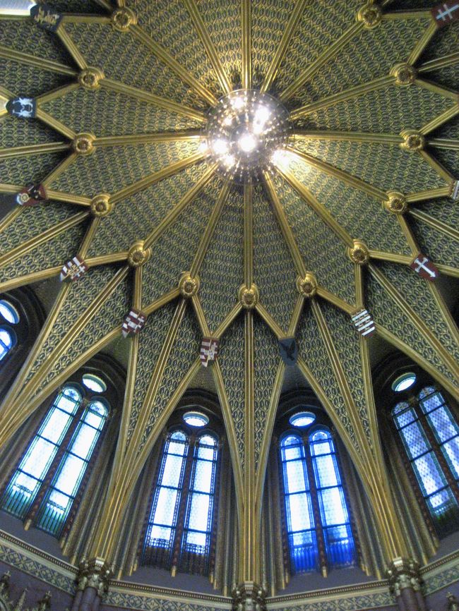 ハンガリーの聖なる王冠のあるドームの天井<br /><br />お星さまの輝きのようです。<br />なんとなくアルハンブラ宮殿を連想しましたが、ちょっとかけ離れているでしょうか。<br />「世界の建築・街並みガイド５」（エクスナレッジ社）いわく、「金で彩られたレースのような繊細なリブ」ですね。<br /><br />国会議事堂の建物全体に使われている金は22金（純金は24金）で40キロにもなるそうです。<br />ヨーロッパで３番目に大きい議事堂ですが（上位にロンドンの議事堂が入っていましたが、もう１つは忘れました）、一番金がかかっているそうです。