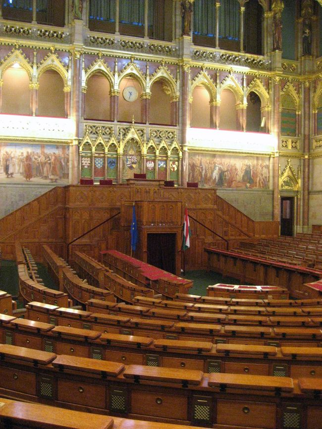 国会議事堂の議場<br /><br />大階段と王冠とこの議場が議事堂見学のハイライトといえるでしょう。<br />ここも実に華麗で豪華です。<br />当時の最新技術が導入され、セントラルヒーティング・システムが整っていたそうです。<br />議員席の前の金網のようなところから、温かい空気が流れてきます。