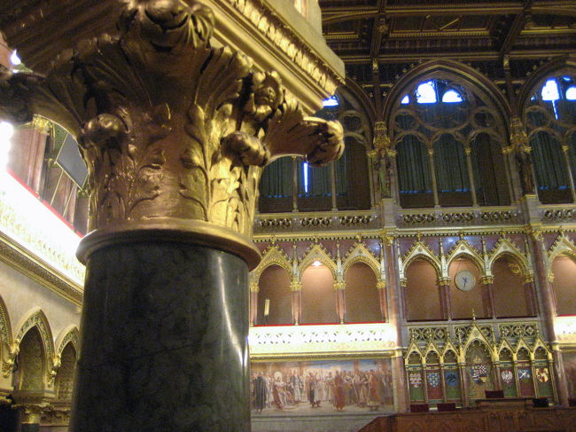 国会議事堂の議場<br /><br />手前の柱も豪華ですし、議長や書記席も豪華です。<br />背後の紋章も１つ１つ意味があるのでしょうね。<br />壁画も近くで見たかった〜〜。<br />ああいうのに何が描かれているのか、というのはとても関心があるんだけどな。