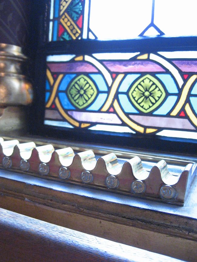 議員のタバコ置きと窓のステンドグラス<br /><br />議場内は当初より禁煙なので、議員たちはタバコを廊下のこのタバコ置きに置いていかなければなりませんでした。<br />でもみんなしてタバコを吸うので、どれがだれのタバコか分かるように、番号がついているのです。<br /><br />２年前の2000年の初ブダペストの国会議事堂見学のときにも、このタバコ置きだけは写真を撮りました。<br />今回は、窓のステンドグラスも一緒に入れてみました@