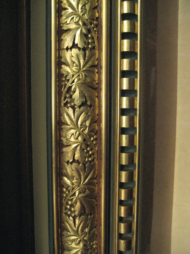 国会議事堂の廊下の柱<br /><br />そうそう、こんな風に廊下のすみずみまで金箔の浮彫り模様が施されていたんですよね。<br /><br />国会議事堂は、見学は２度目ですし、だいたい次にどんな部屋が来るか覚えていたので、豪華さや規模に対する驚きは少なかったですが、代わりに落ち着いてゆっくり眺めることができたというかんじです。