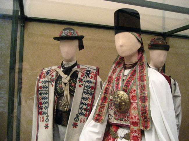 民族博物館の民族衣装部門から<br /><br />民族博物館といえば、衣装の展示がなくてはね@<br />どの衣装がどの地方でということは全くわからないので、可愛い〜、いいなぁ〜、すてき〜と眺めて楽しみました。<br />男女ともに花柄が多いのが特徴的ですね。