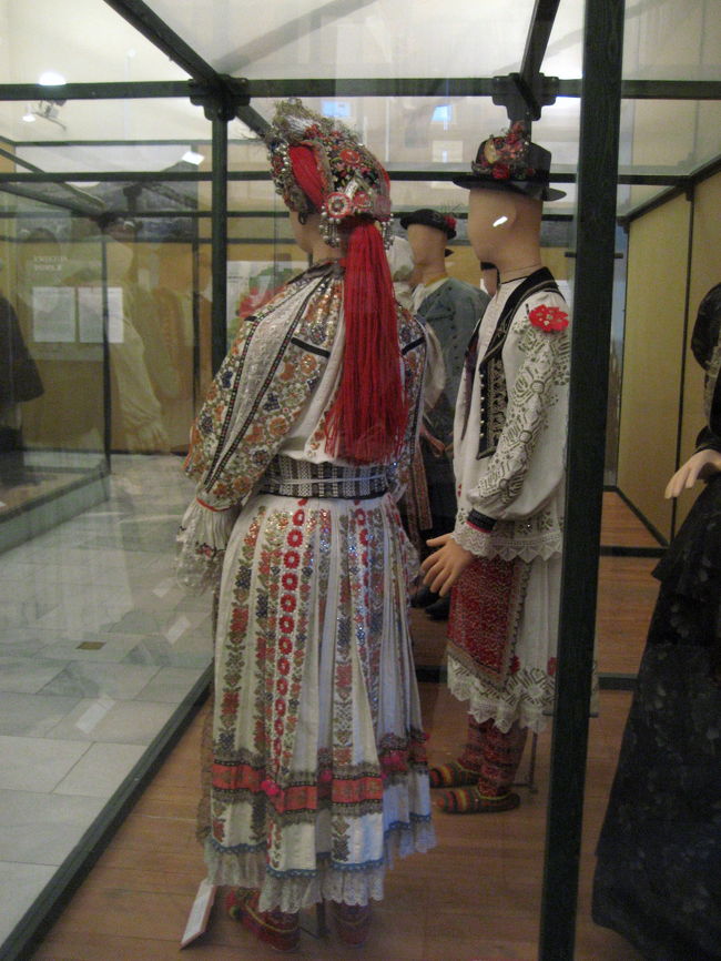 民族博物館の民族衣装部門から<br /><br />帽子が素敵なので後ろから撮りました。