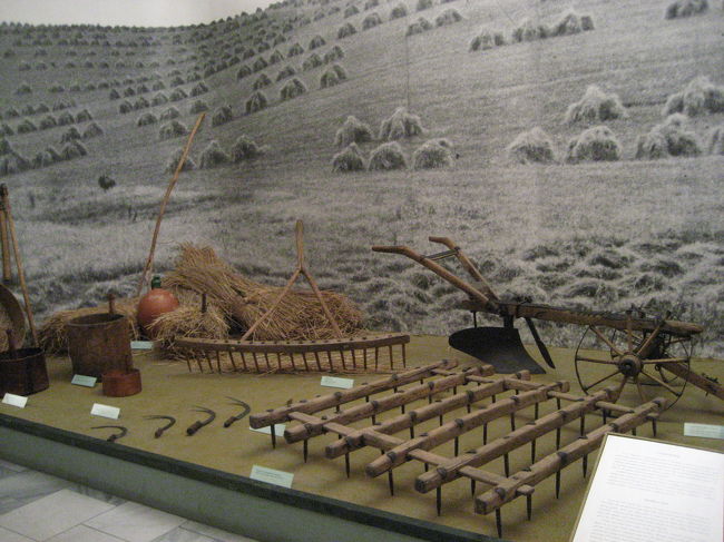 民族博物館の農具部門から<br /><br />この展示では特に背後の写真が気に入ってしまいました。<br />刈った麦をこのように積んでいる姿は、むしろルーマニアで見かけました。<br />もしかしたら今はルーマニアとなっている元ハンガリーのトランシルヴァニア地方の特徴かもしれませんね。