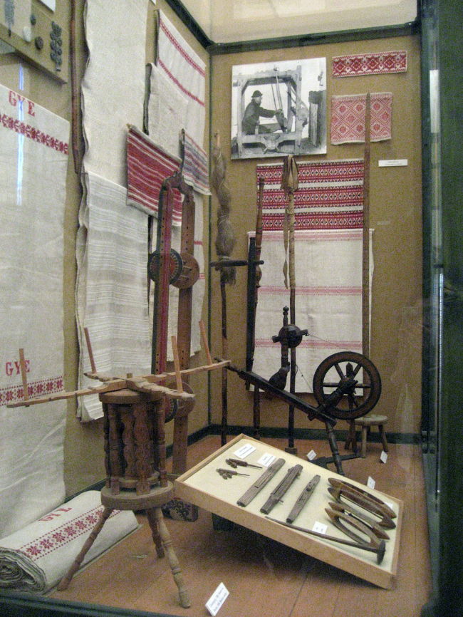 民族博物館の織物部門から<br /><br />機織りの道具や縁飾り刺繍展示<br />「眠れる森の美女」の糸車！<br />って程度のことしかわからないんですけど@