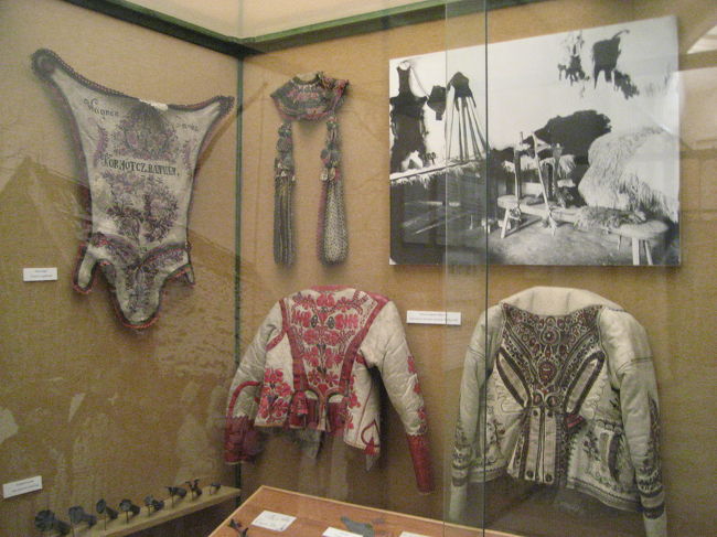 民族博物館の織物部門から<br /><br />羊の毛皮の上着です。<br />刺繍が見事です。<br />19世紀から流行した上着のようです。<br />ルーマニアの民俗博物館やアンティークショップでも見かけました。