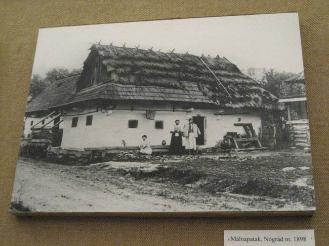 民族博物館の昔の家屋の写真<br /><br />あまり詳しくないのですが、こういう昔の家屋にも惹かれます。<br />写真の写真を撮ってどうするのか、と思わなくもなかったのですが、そこは、ほれ、なんてったってデジカメですから@