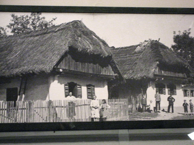 民族博物館の昔の家屋の写真<br /><br />ハンガリーらしい家屋というのはよくわからないですが、ただ茅ぶきの農家であれ瓦の民家であれ、屋根の切り妻部分がこのように斜めになっているのはよく見かけました。