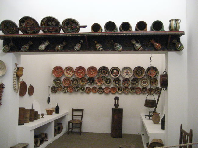 民族博物館の昔の農家内の復元<br /><br />陶器の皿や壺が華やかです。<br />奥にある木の道具は、チーズ制作器かしら。<br />なんかああいうのをアニメ「アルプスの少女ハイジ」あたりで見たような気が……。<br />私の知識なんて、こんなもんです@