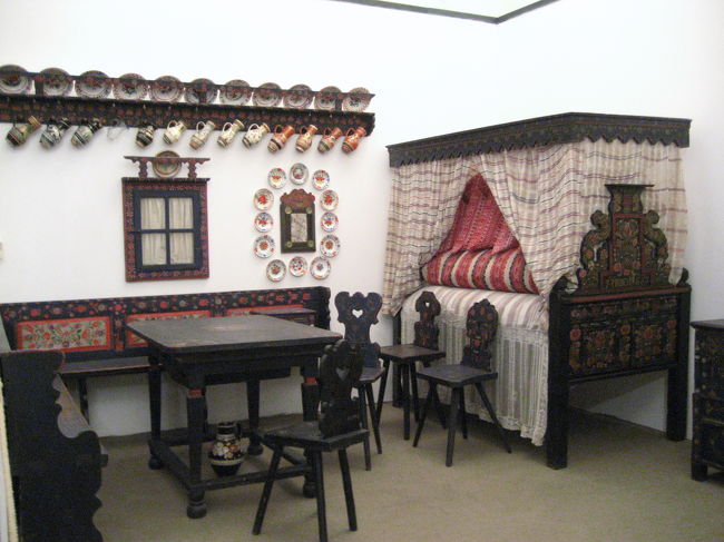 民族博物館の昔の農家内の復元<br /><br />可愛い家の中です。<br />古めかしいイスもいいし、背もたれにも可愛い絵がたくさん。<br />布団の刺繍も豪華ですし、壁の陶器も実用と装飾の両方の意味があるでしょうね。