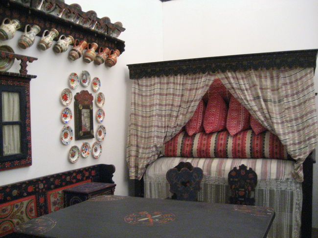 民族博物館の昔の農家内の復元<br /><br />ベッド周辺に注目。