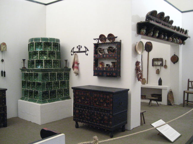 民族博物館の昔の農家内の復元<br /><br />美しい家具と、緑のストーブも見事です。