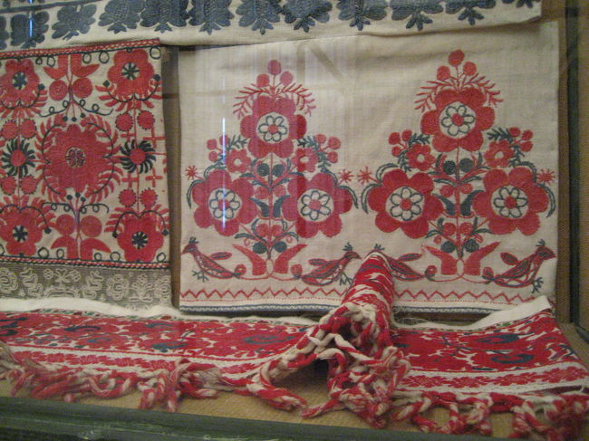 民族博物館の刺繍の展示より<br /><br />鮮やかな赤い刺繍が特に目につきました。<br />主にシーツや枕や布団のに施されたようです。<br />２つ前の写真に注目あれ。