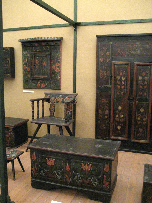 民族博物館の家具の展示<br /><br />もうたまりません、こういう可愛いデザインの家具たち@<br />一式そろっています。