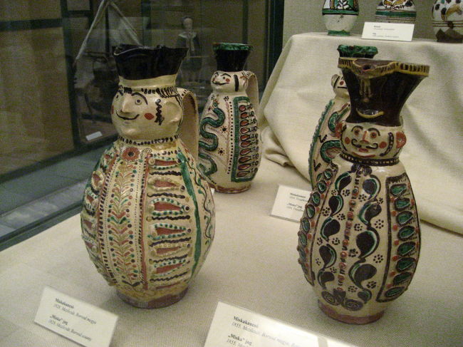 民族博物館の陶器の展示<br /><br />この陶器は、ハンガリーでよくあるデザインなのかもしれません。<br />Miskaという陶器らしいです。<br />２年前の2002年の初ブダペストで日帰りツアーで訪れたケチケメート。<br />ここでこの陶器のデザインの着ぐるみに出会いました。<br />（ああいうのは、着ぐるみとは言わないかしら。）<br /><br />関連の写真<br />http://4travel.jp/traveler/traveler-mami/pict/10417015/<br />関連の旅行記<br />http://4travel.jp/traveler/traveler-mami/album/10031269/