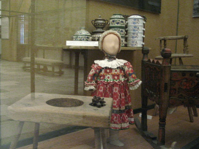 民族博物館の子供用品の展示<br /><br />奥の何段も重なっている容器は、農作業に出るときにベビーフードを入れていったものだそうです。<br />手前の木の道具は何かわかりますか？