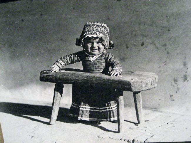 民族博物館の子供用品の展示より<br /><br />さきほどの子供の展示にあった木の道具の使い方。<br />やっぱり一見は百聞に如かず@<br />でも、最初は歩くことを覚えるための道具かな、と思ったのですが、むしろ子供があっちこっち出歩かないようにする道具に見えますね。<br />この子供も可愛いので、写真を撮ってしまいました。