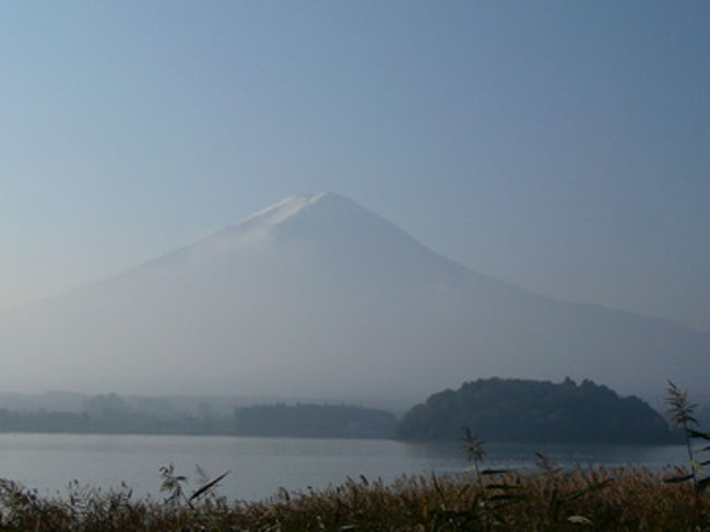 まだスモッグがかかっていますが、薄らと富士山が見えてきました。