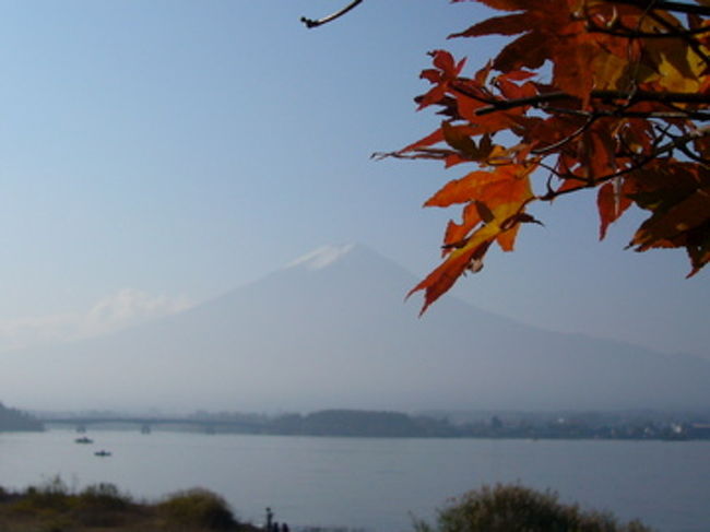 日が登るにつれて、更に薄らとしてきた富士山。<br />風があるとキレイに見られるそうです。