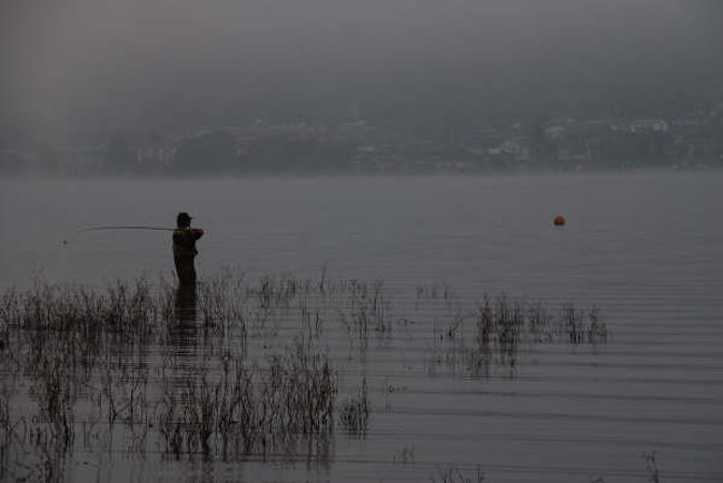 【河口湖】<br />早朝６時です。まだとっても寒いです。<br />河口湖周辺はどこへ行っても釣り人がいます。
