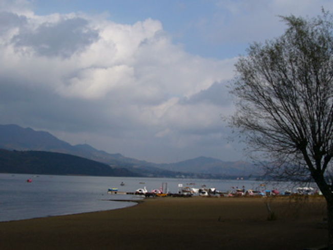 湖畔は人が多すぎるので、ちょっと移動。