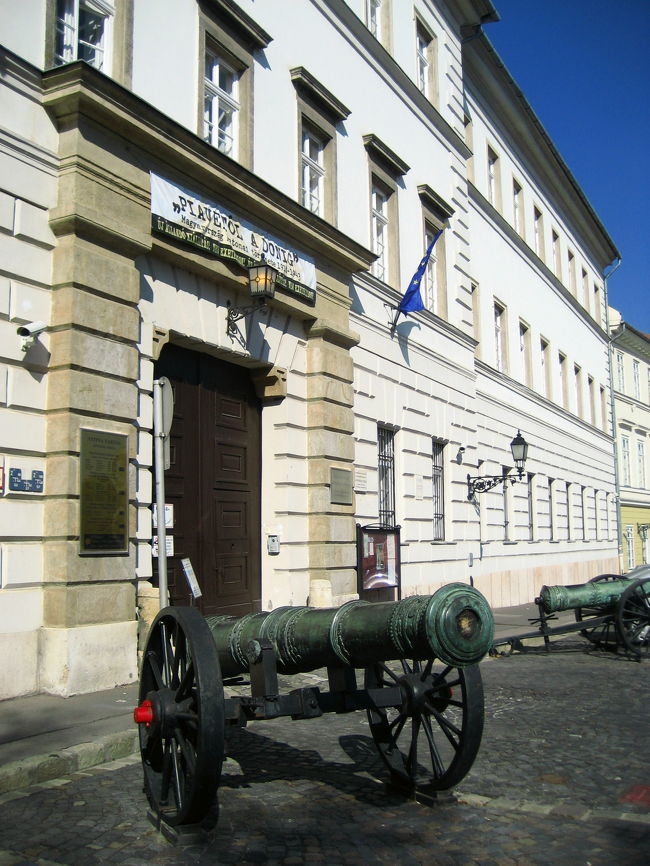 軍事歴史博物館<br /><br />地下鉄を使ってモスクワ広場駅からウィーン門の坂を上がり、王宮の丘にやって来ました。<br />軍事歴史博物館はウィーン門のすぐそばだと思ったのですが、疲れた体には思ったより距離があるように感じられてしまいました。<br /><br />大砲を見つけました。<br />おお、これに違いありません。<br />建物もなかなか素敵です。<br />入る前に、まずは写真撮影を！<br /><br />いざ入ろうとしたら、これは建物の裏でした。<br />入口はぐるっと回ってくださいと貼り紙がありました。<br />拍子抜け〜。