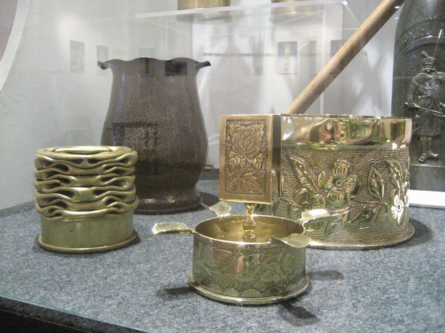 Trench Art<br /><br />Trenchは「塹壕」とか「最前線」の意味なのですね。<br />Trench Art とは日本語でなんと言ったらよいのでしょう。<br /><br />解説がありました。<br />戦時中に兵士や戦争捕虜、ときには市民が制作した実用品など広くTrench Art と呼ぶらしいです。<br /><br />軍事歴史博物館のジオラマや分かりやすい戦争の絵画などを当てに写真代を払いましたが、最初のうちは、大砲やミサイルや銃弾のコレクションたの紋章だの、あまり興味を引かない展示が続きました。<br />これは、写真代をわざわざ払ったのは失敗したかしら、と思っていたところ、ちょっと撮りたいと思える展示にやっと出会いました。<br />それがこれらTrench Artです。<br /><br />Trench Artという言葉は初めてでしたし、そのようなジャンルがあることも初めて知りました。<br />さまざまの品々が展示されていたのですが、なかなかお洒落な作品に撮影意欲が沸きました。