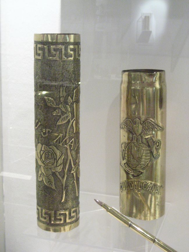 Trench Art<br /><br />Trench Artがどうのこうのというより、作品そのものが気に入りました。<br />さきほどのTrench Artの定義のとおり、素人も作っているので、技術的には稚拙なものが多いようですが、どうしてどうして、なかなかすばらしいです。<br />よく考えたら、兵士の中には、家に返れば職人さんという専門家もいたわけでしょうからね。