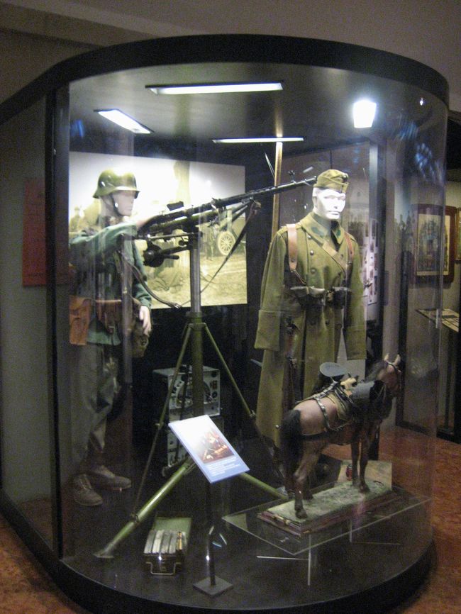 1918年〜1948年の展示室より<br /><br />そういえば、去年の2005年のポーランド旅行のときに、ワルシャワ軍事博物館のこういったマネキンの写真を撮ったのですが、あんまりきれいに撮れませんでした。<br />今回はデジカメだから、液晶ですぐに、出来映えを確認できます。<br />これなら、まあ……許容範囲？<br /><br />こういう展示になると、ワルシャワの軍事博物館だろうがブダペストの軍事博物館だろうが私には全く区別がついていません、あしからず。