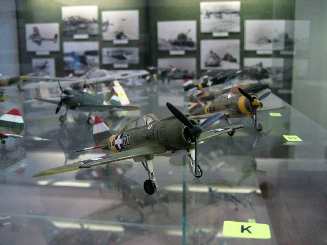 戦闘機のプラモデルの展示<br /><br />よくわからないけれど、かっこいい@<br />尾翼はハンガリー国旗の色ですね。