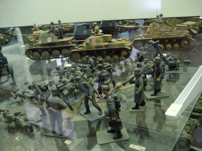 兵士と戦車のプラモデルの展示<br /><br />ガラスに写ってしまうので、よいアングルを見つけるのに苦労します。<br />なにをやっているんだと思いつつ、写真撮影に夢中になっております。